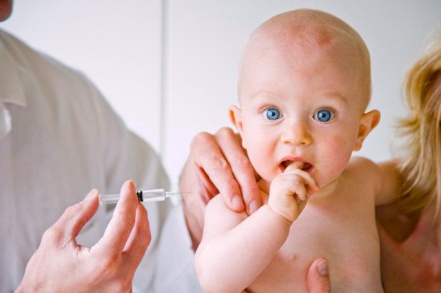 Vaccinazioni ai bimbi, sanzioni per i medici che le sconsigliano