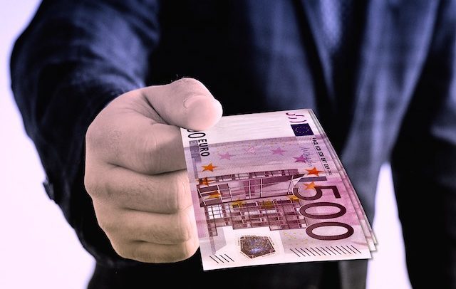 Reintegrazione in servizio, il risarcimento va restituito in caso di riforma della sentenza