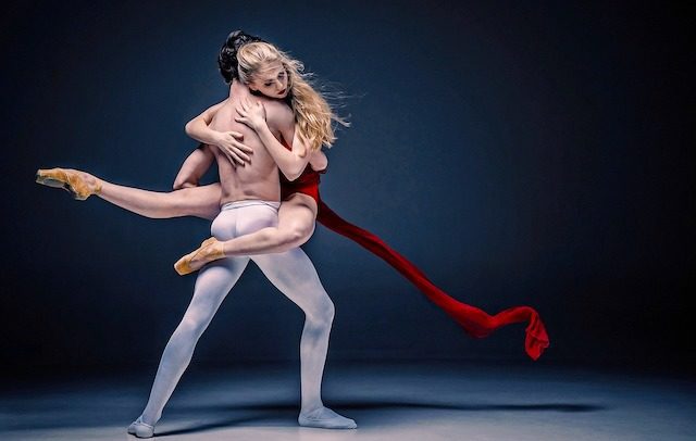 Ballerine in pensione prima degli uomini, è discriminatorio il licenziamento