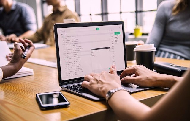 Registrare conversazioni al lavoro è legittimo se per autotutela, no al licenziamento