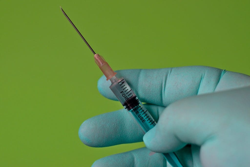 Sospensione servizio e retribuzione alla lavoratrice inidonea e no vax