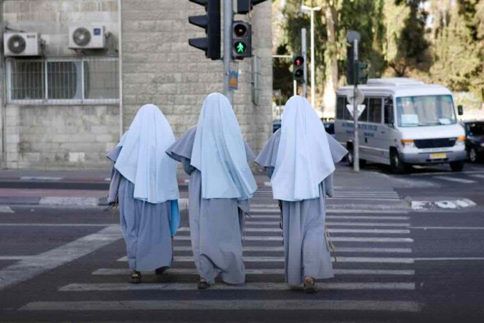 Quanto guadagna un prete? L'ammontare dello stipendio e chi lo paga