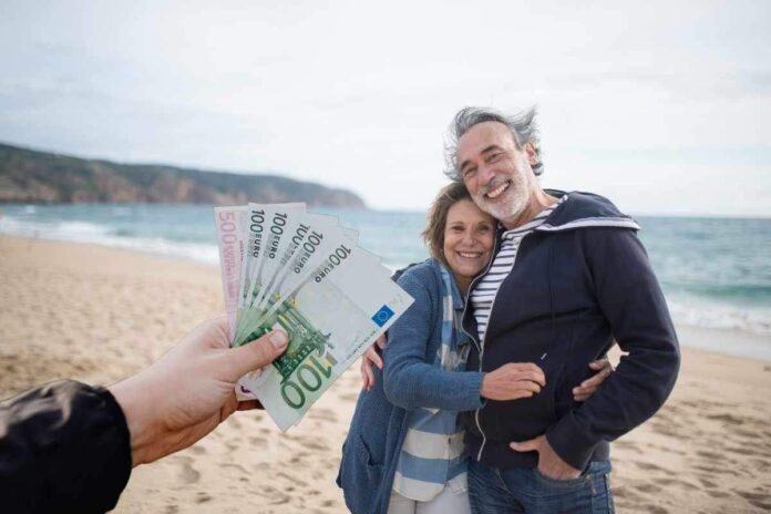 Pensionati felici mare soldi Bonus INPS da 1.400 euro disponibile nell'estate 2025