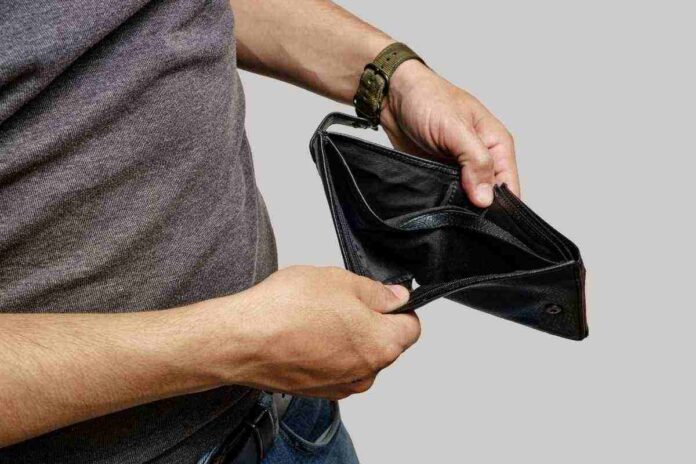 Portafoglio vuoto 300 euro di meno da agosto