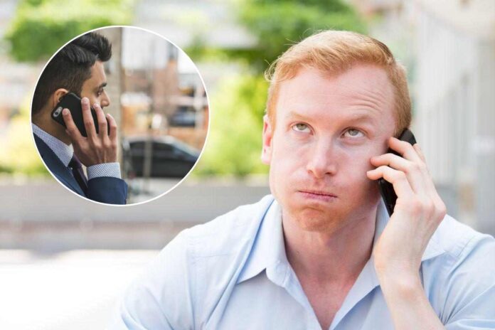 Uomo sbuffa al telefono Telefonato fuori orario dal lavoro
