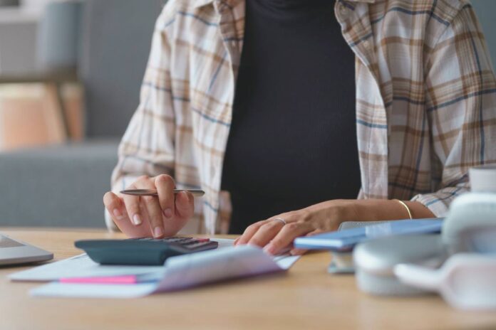 persona fa i conti Quando il proprietario non può far nulla se l'inquilino non paga l'affitto