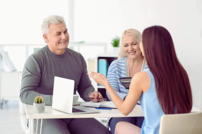 coppia di pensionati Pensione anticipata 2025, come richiederla tre anni prima