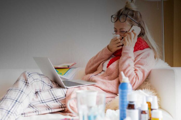 Lavorare in malattia: è sempre vietato? Cosa dice la legge (e cosa rischi davvero)