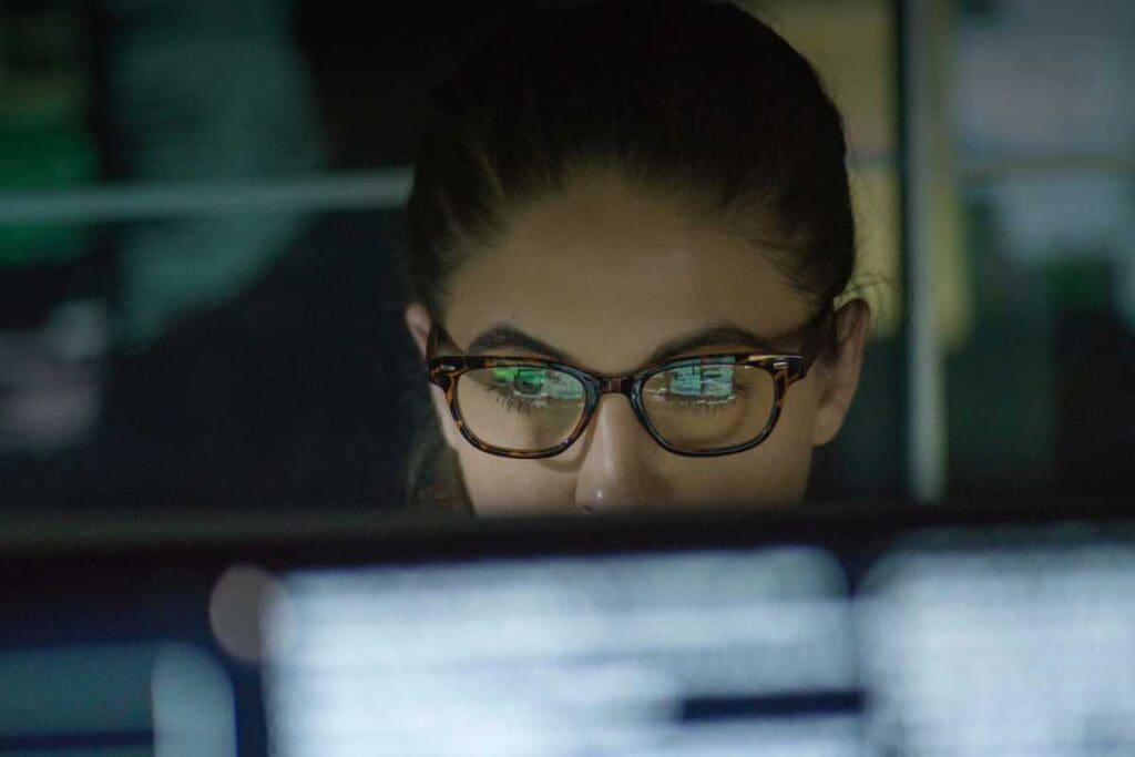 Ti controllano di più in ufficio o da casa? Le vere differenze nel monitoraggio dei lavoratori