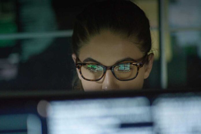 Ti controllano di più in ufficio o da casa? Le vere differenze nel monitoraggio dei lavoratori