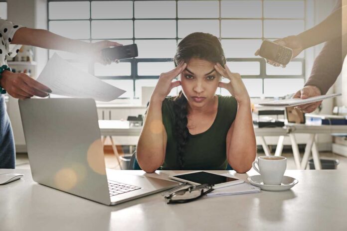 sovraccarico lavorativo Troppo lavoro e zero energie? ecco come affrontare la sindrome da sovraccarico prima che ti travolga