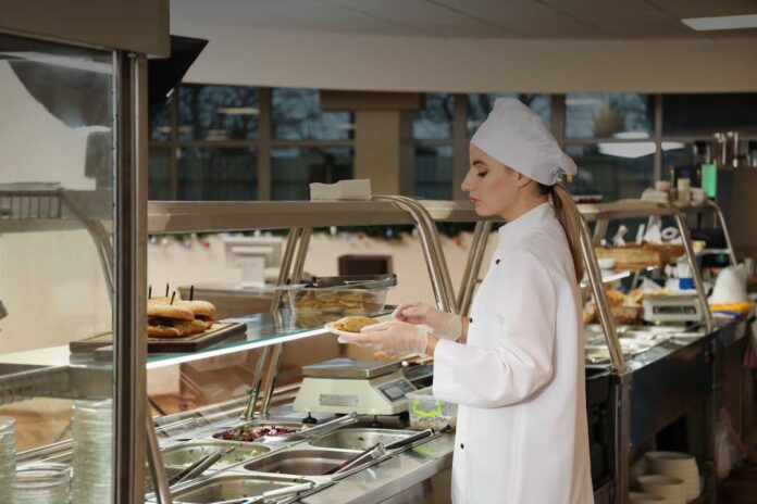 Chi garantisce il posto di lavoro in caso di cambio appalto? Diritti e continuità per chi lavora in mense scolastiche e ospedaliere