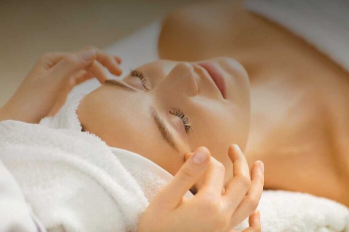 Centri estetici e saloni Com’è davvero lavorare in un centro estetico? Salari, orari e condizioni da conoscere