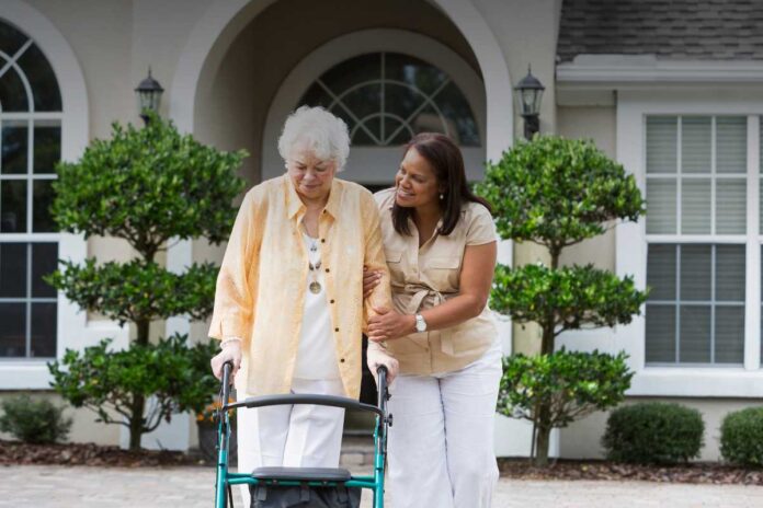Come vengono sostenuti i caregiver nel mondo? Un confronto tra politiche e modelli di assistenza familiare