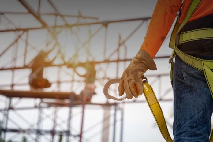 Cosa prevede la legge per la sicurezza nei lavori in quota? Obblighi, dispositivi e regole da rispettare