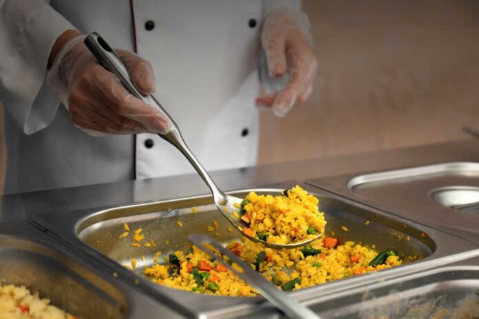 Appalti mense scolastiche Cosa succede ai lavoratori quando cambia l’appalto? Come funziona nei servizi di ristorazione scolastica e sanitaria