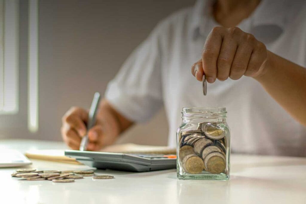 Cos’è il lavoro povero e perché riguarda sempre più persone? Cause, conseguenze e cosa prevede la legge