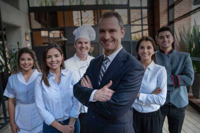 Lavoro in hotel e ristorazione di lusso: diritti spesso sacrificati all’apparenza?