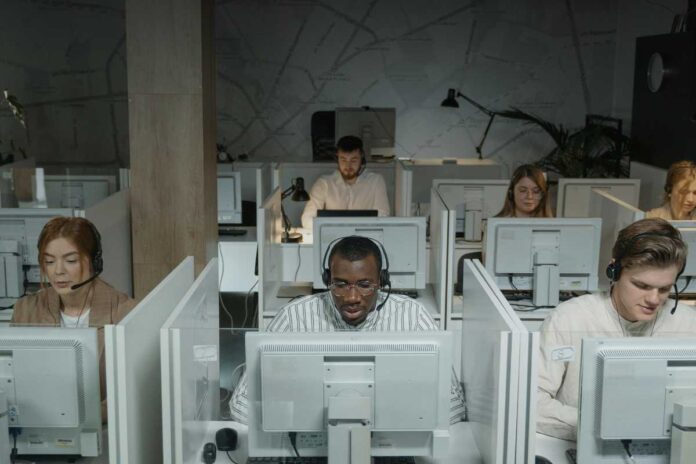 Le tecnologie di sorveglianza aiutano o controllano troppo? Benefici e rischi per chi lavora