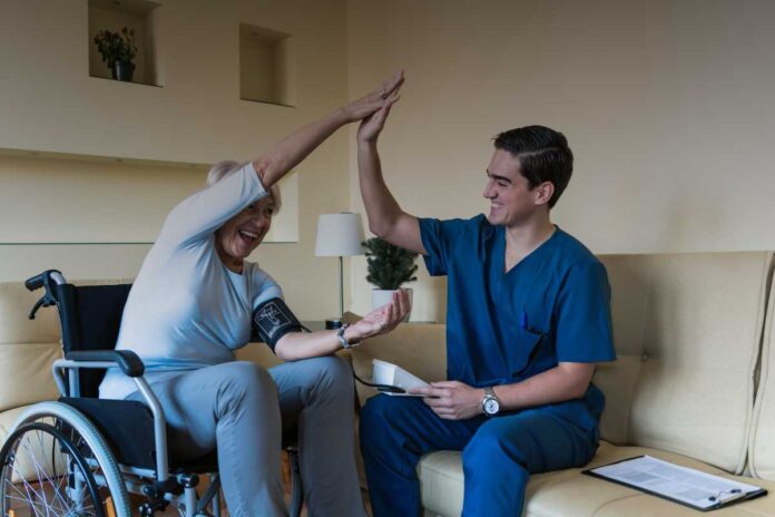 Quali competenze servono per fare il caregiver? Formazione, abilità e percorsi utili da conoscere