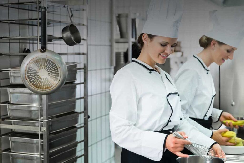 Quali sono le sfide e le opportunità per cuochi e personale di mensa? Tra carichi di lavoro, formazione e valorizzazione del ruolo