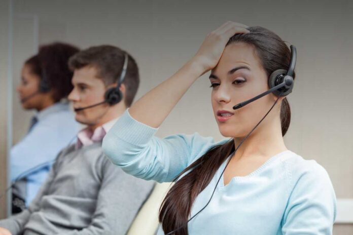 Quali sono le tutele per chi lavora nei call center? Stress, diritti e sorveglianza tecnologica da conoscere
