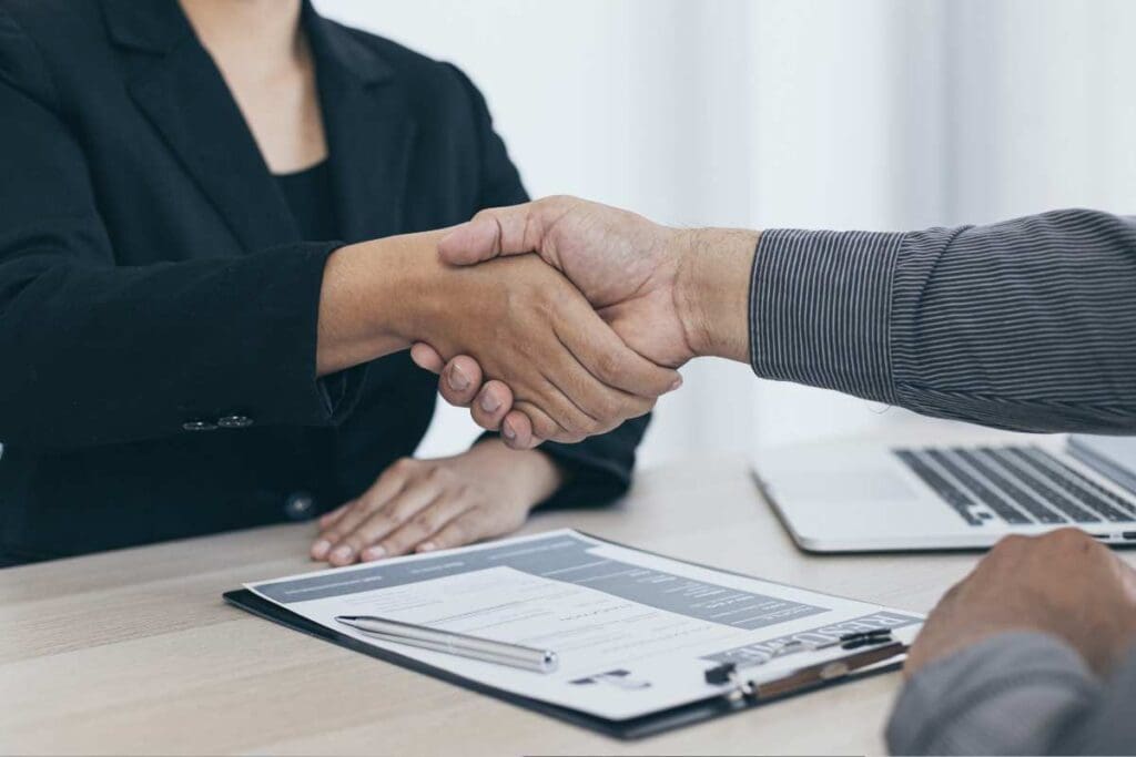 Contratti di lavoro e clausole retributive: cosa sapere davvero prima di firmare