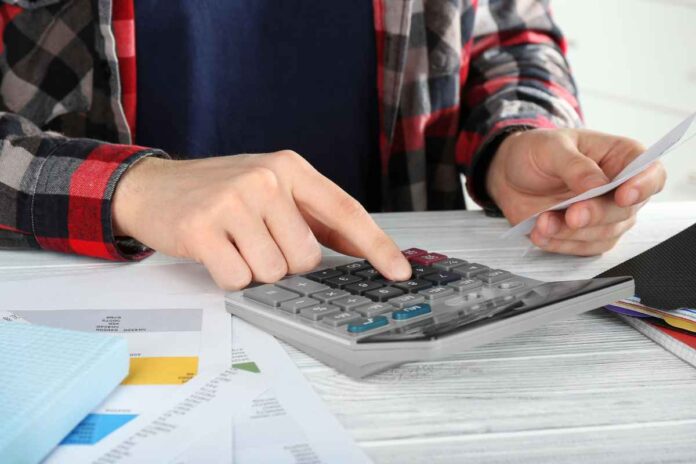 documenti calcolatrice Non pagare le cartelle esattoriali, il Fisco cancella i debiti