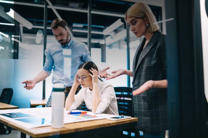 Abuso di potere Come ci si protegge da un abuso di potere sul lavoro? Cosa fare, a chi rivolgersi e come denunciare