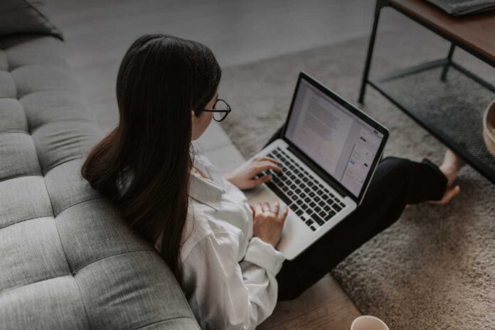 assenze dal lavoro Come si giustifica correttamente un’assenza dal lavoro? Documenti, tempi e regole da rispettare