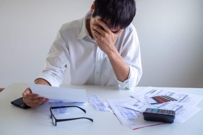 Persona con problemi economici Pensione da fame