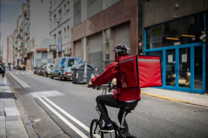 Rider urbani Quali contratti adottano i rider e quali tutele garantiscono? Tipologie, inquadramento e diritti da conoscere