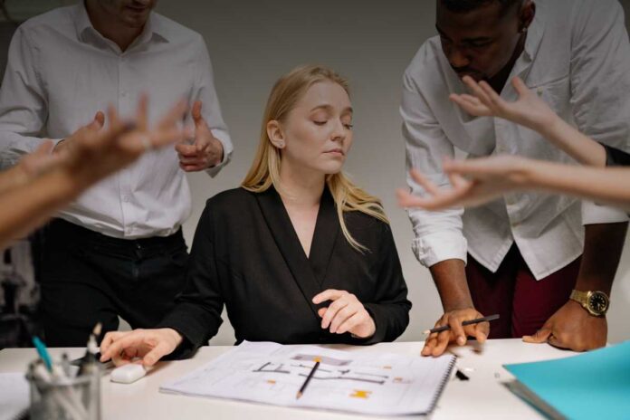 Quali sono le implicazioni psicologiche delle molestie sul lavoro? Effetti, segnali da riconoscere e come chiedere aiuto