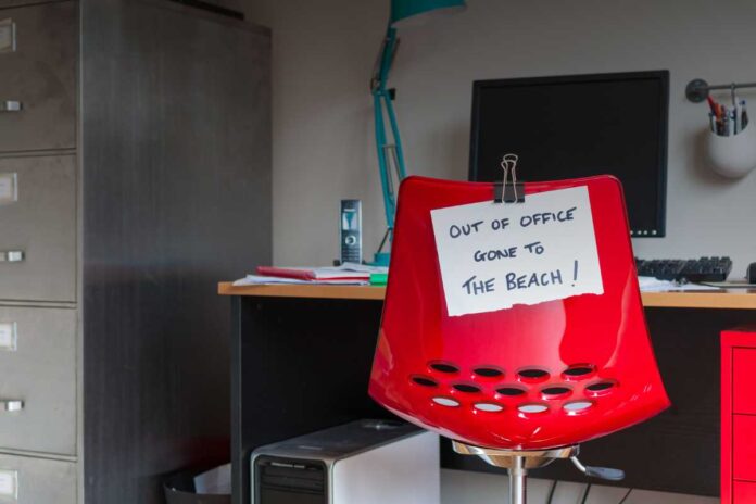 Quando va giustificata un’assenza breve? Cosa può chiederti davvero il datore di lavoro