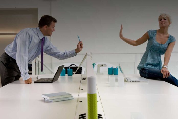 Tutela legale per chi lavora in ambienti ostili: cosa prevede il codice civile e penale