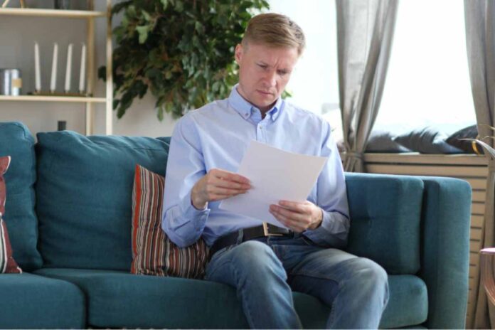 Uomo legge documento