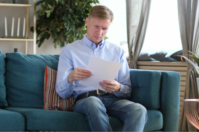 Uomo legge documento