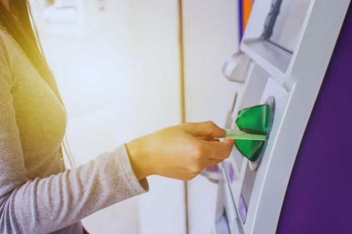 bancomat Se sei al bancomat e hai problemi con la carta fai questo o rischi grosso