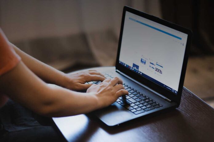 Libertà di parola sui social: quali sono i veri limiti (e quando si rischia grosso)