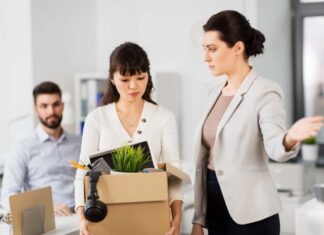 “Se non ti sta bene, quella è la porta”: quando una frase diventa mobbing “Se non ti sta bene, quella è la porta”: quando una frase diventa mobbing