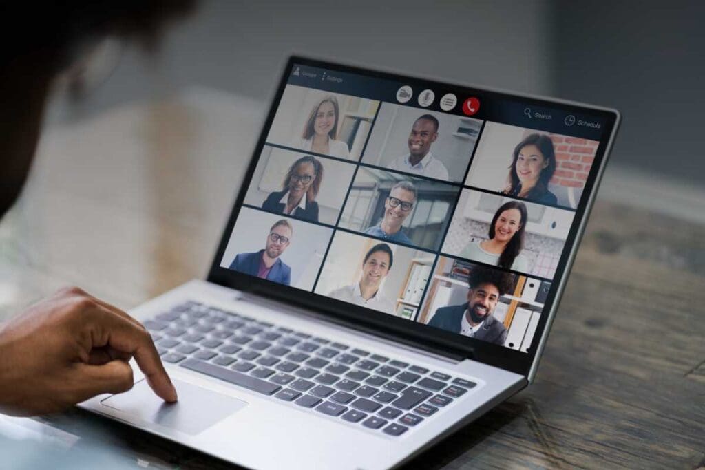 Moderatori di community: i guardiani invisibili della rete tra stress e responsabilità