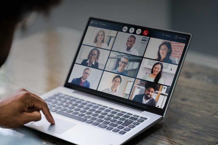 Moderatori di community: i guardiani invisibili della rete tra stress e responsabilità