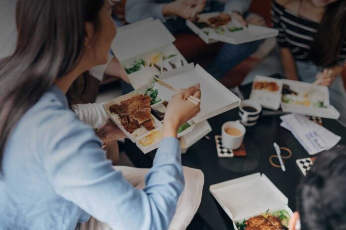 Pausa pranzo e pause durante il lavoro: cosa prevede davvero la legge