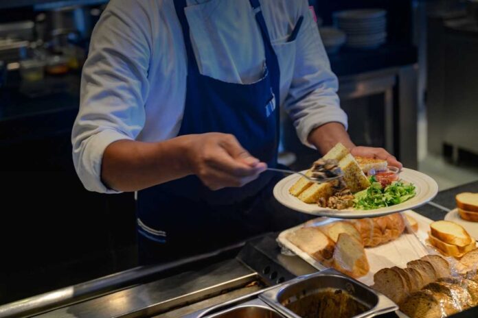 Pausa pranzo sul lavoro: quando è un diritto previsto dalla legge e cosa spetta davvero