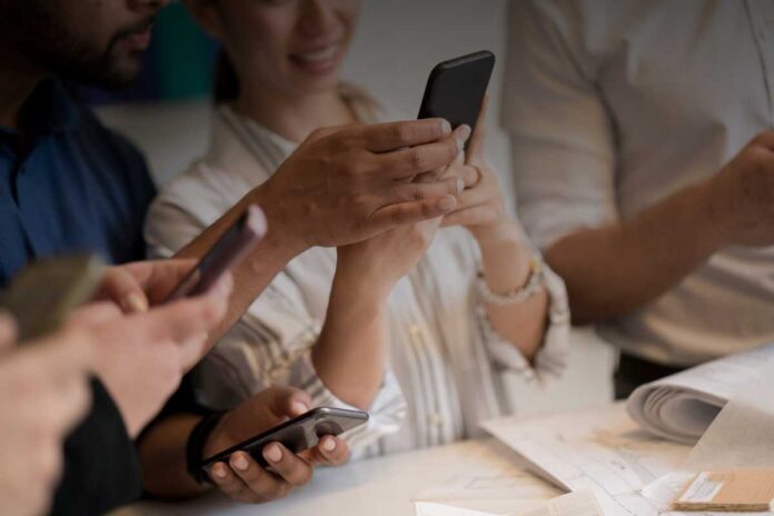 Social media e vita lavorativa: quanto contano davvero post, commenti e like