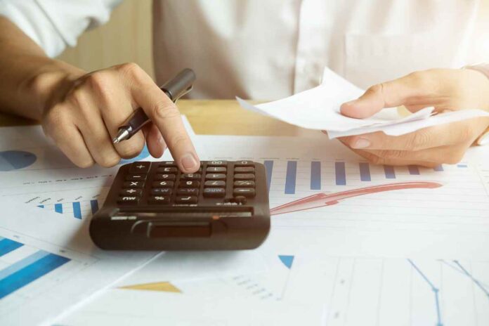 Bollette, se hai compiuto 75 anni devi fare subito questo per risparmiare tanti soldi, tutti i dettagli