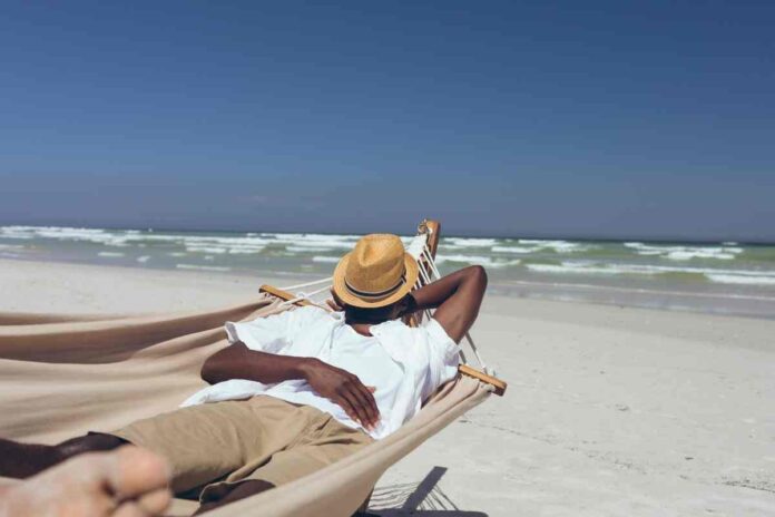 Multa salata in arrivo se dormi in spiaggia, ecco i dettagli