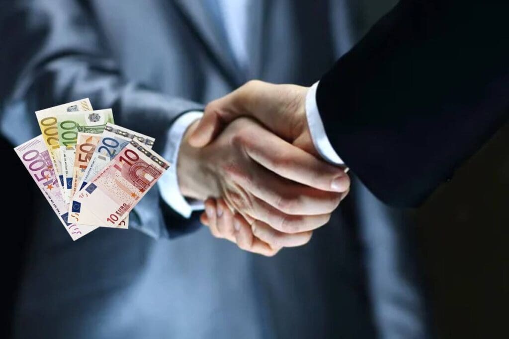 Assunzione del debito altrui, come funziona? Chi può accollarsi il mio debito e cosa rischia