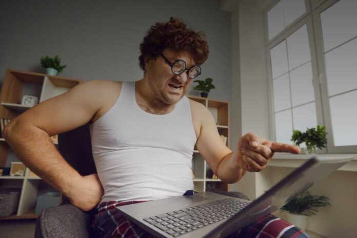 Licenziamento per commenti negativi online sull’azienda: cosa prevede la legge