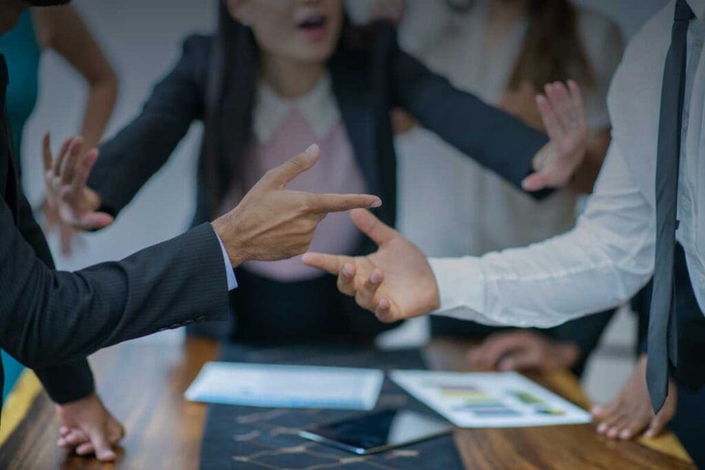 Lite tra colleghi sul lavoro: ruolo dell’azienda e obblighi di intervento